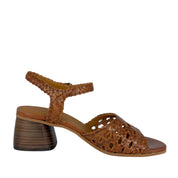 Angulus 5845 - 101 Cognac Håndflettet sandal med hulmønster detaljer og hæl