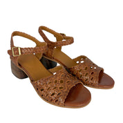 Angulus 5845 - 101 Cognac Håndflettet sandal med hulmønster detaljer og hæl