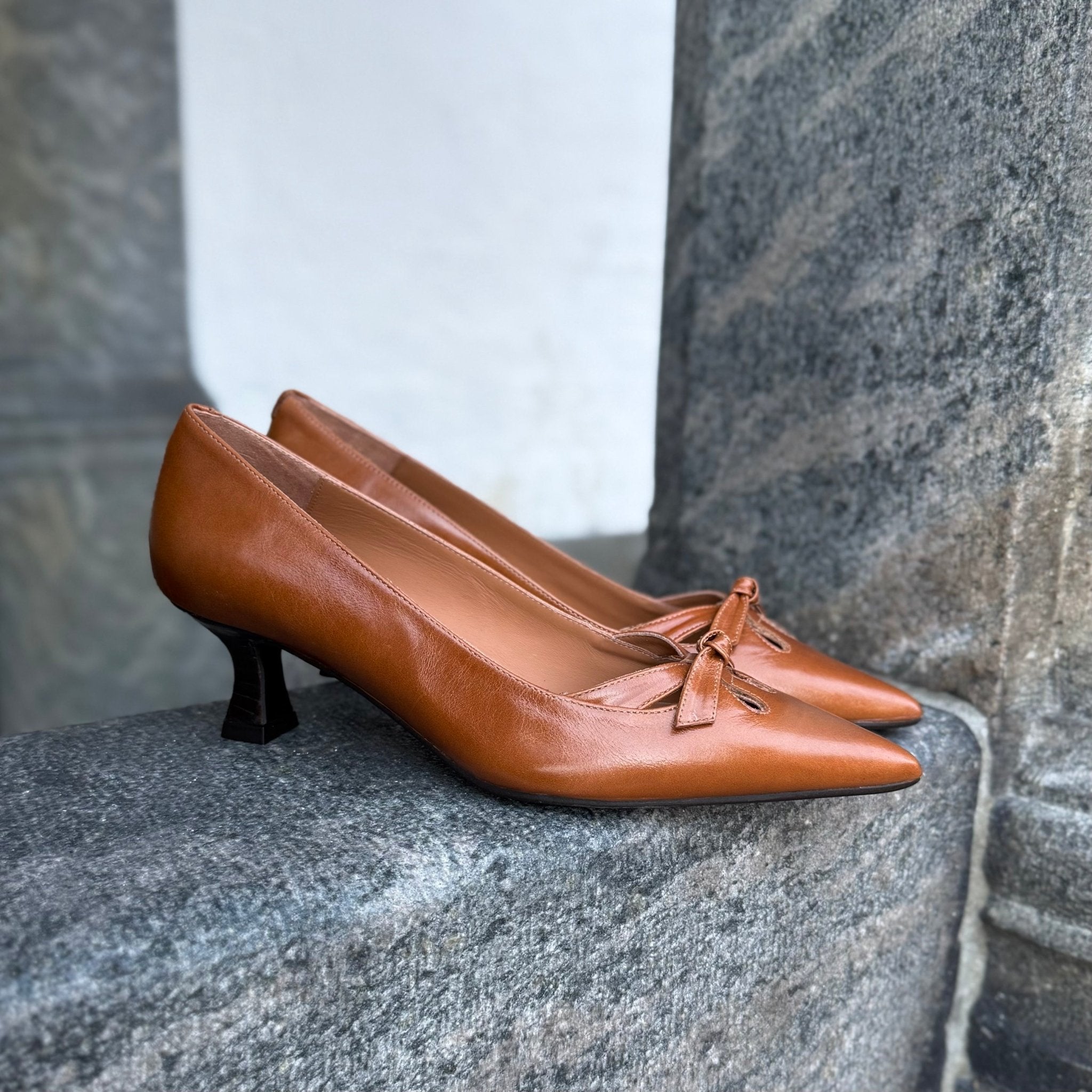 Billi Bi A9332 Håndlavet pump i cognac lakeret skind med spids tå