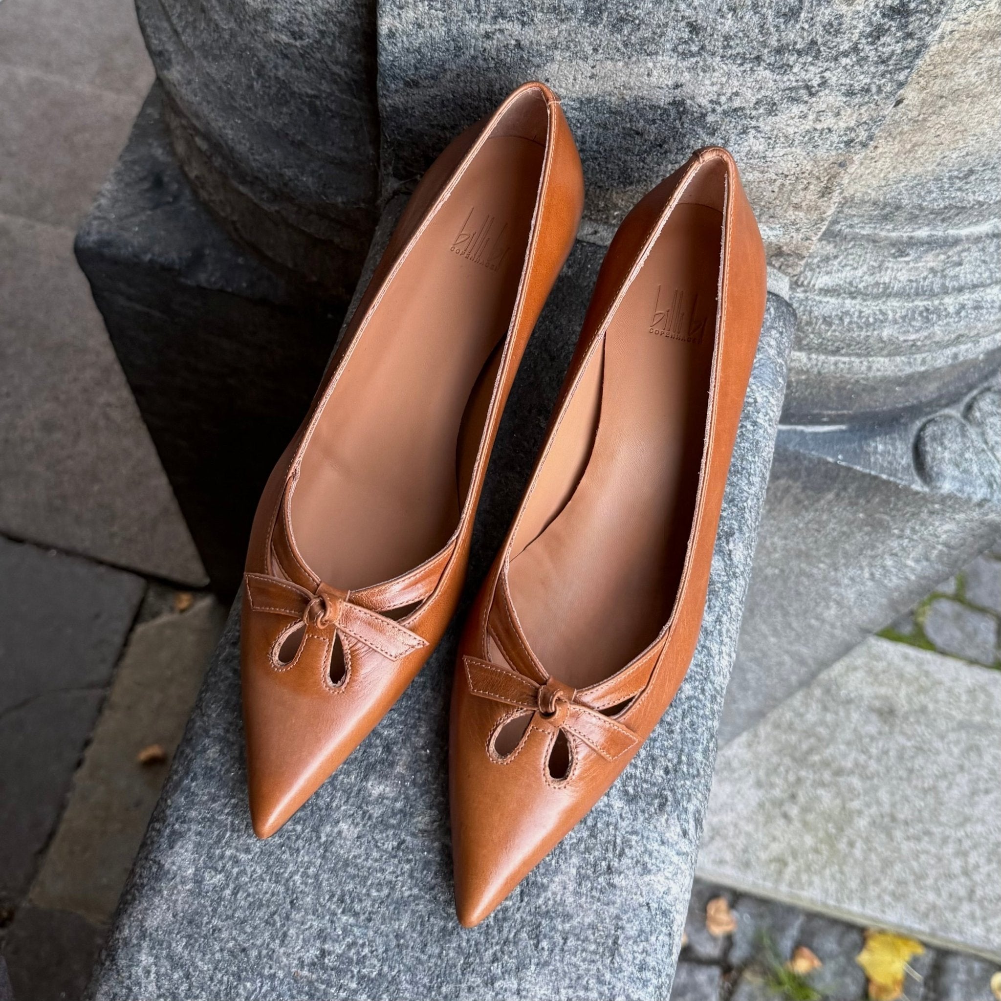 Billi Bi A9332 Håndlavet pump i cognac lakeret skind med spids tå