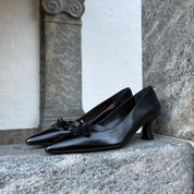 Billi Bi A9332 Håndlavet pump i sort lakeret skind med spids tå