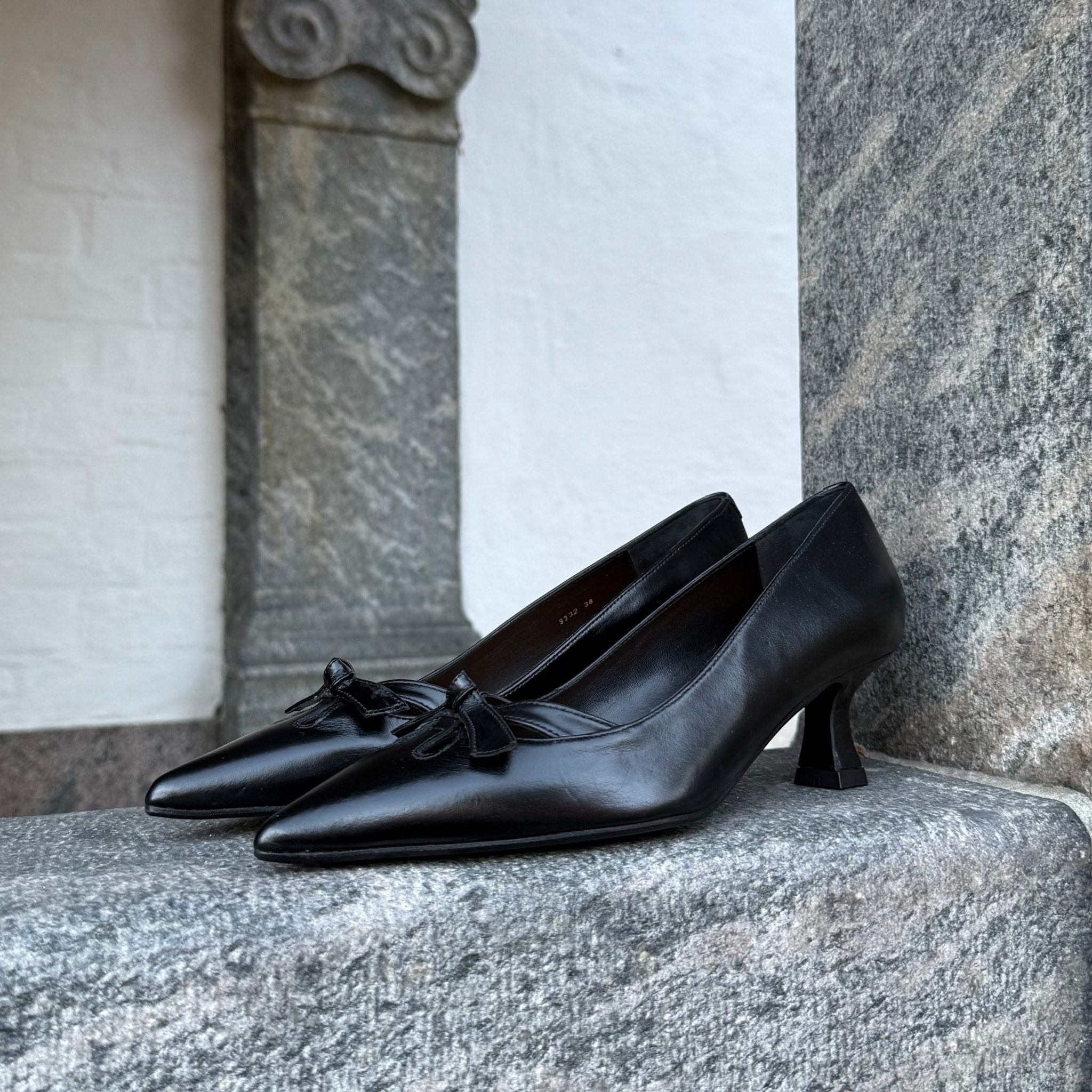 Billi Bi A9332 Håndlavet pump i sort lakeret skind med spids tå