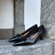 Billi Bi A9332 Håndlavet pump i sort lakeret skind med spids tå