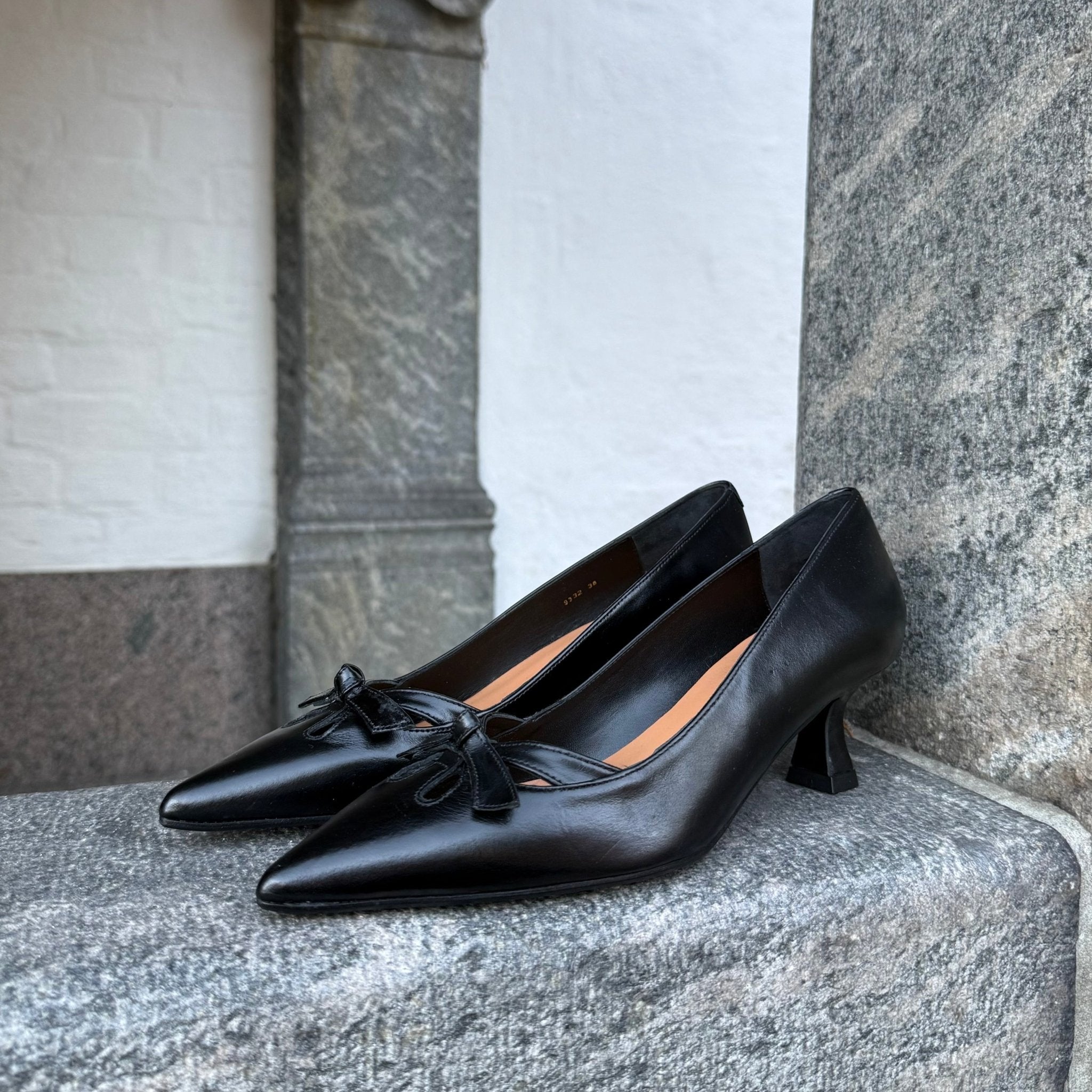 Billi Bi A9332 Håndlavet pump i sort lakeret skind med spids tå