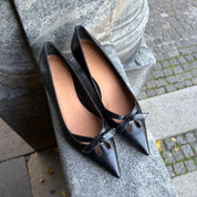 Billi Bi A9332 Håndlavet pump i sort lakeret skind med spids tå