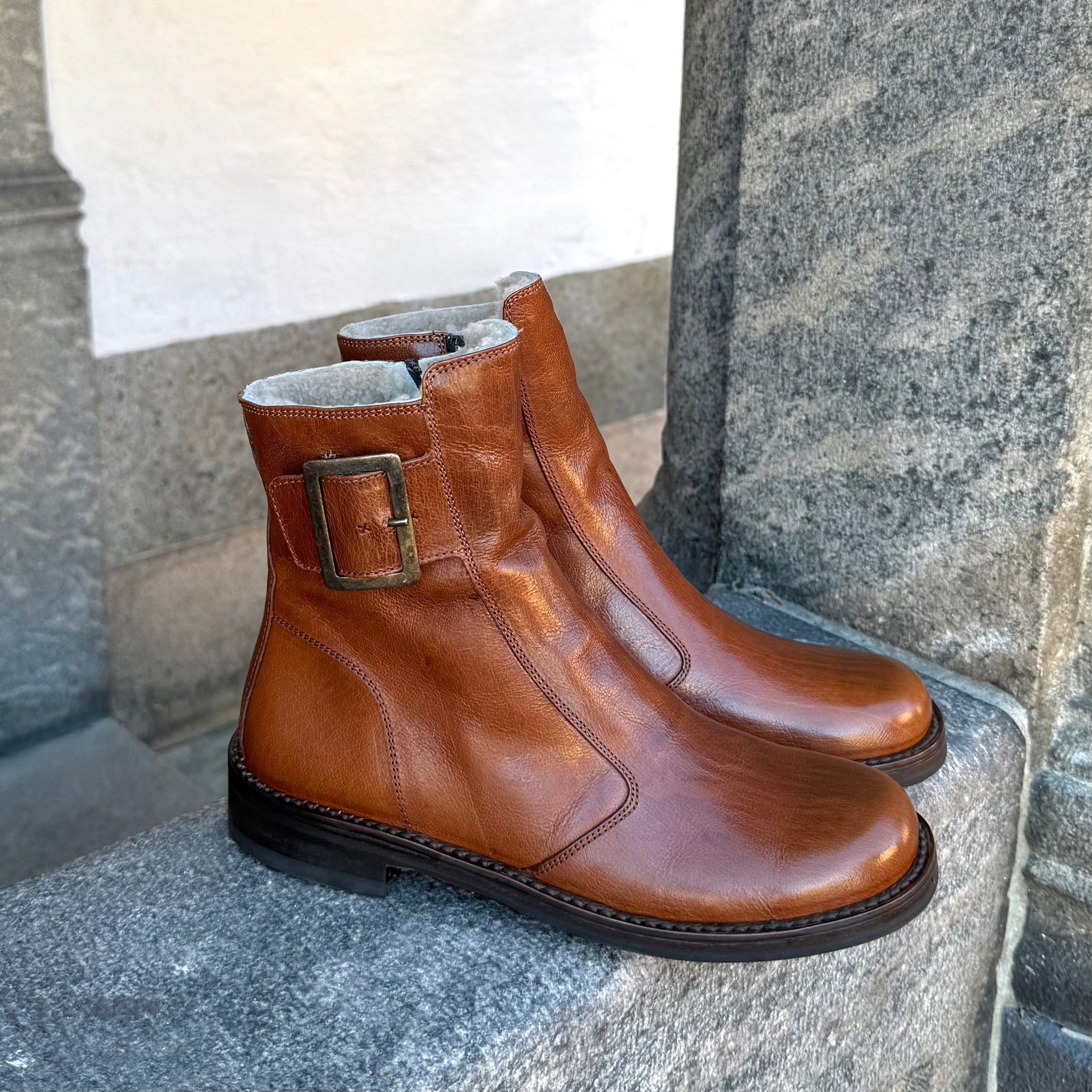 Bubetti 2047 - BRED cognac Klassisk støvle med spænde og lynlås, uld foret