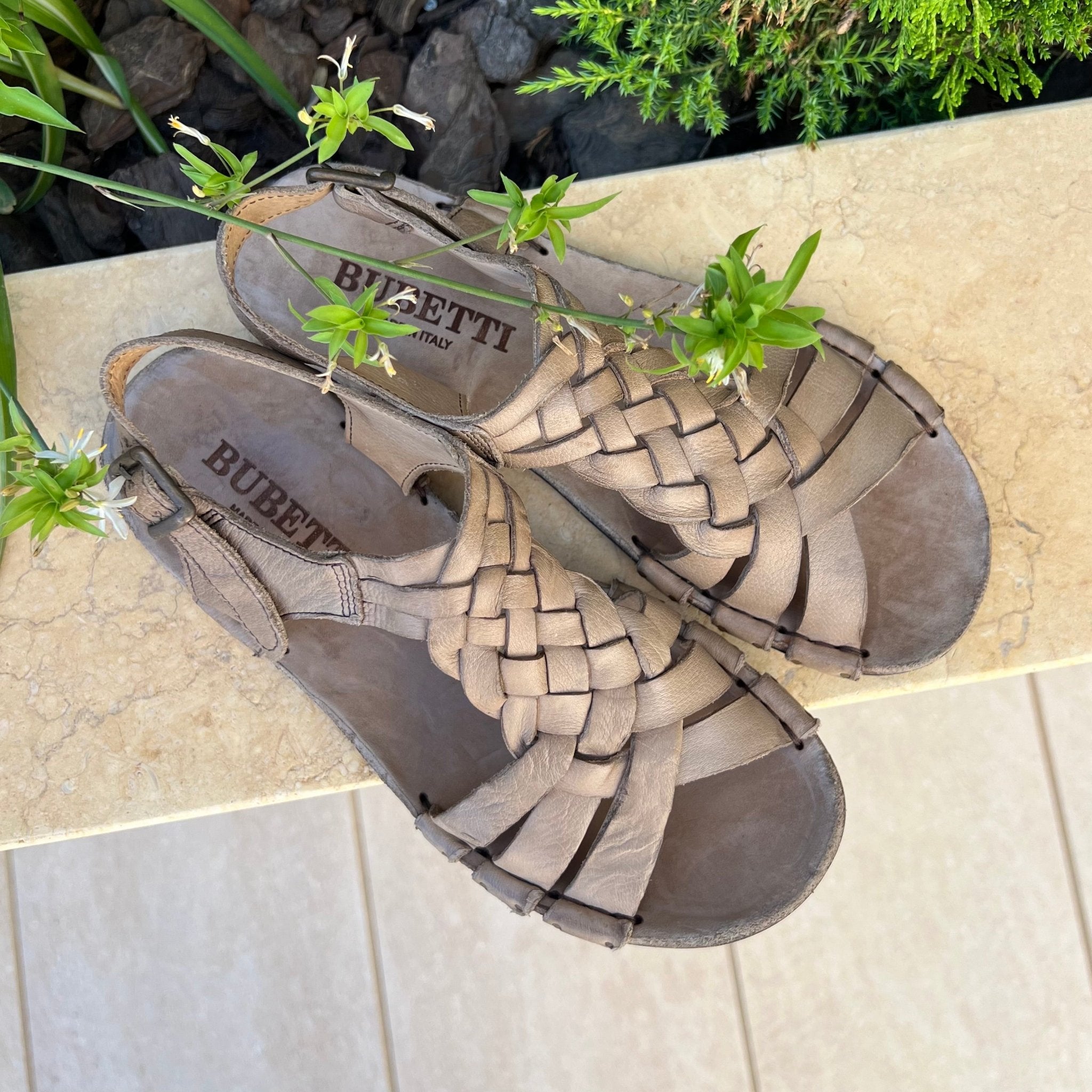Bubetti 3456 Taupe Patina remsandal med flet
