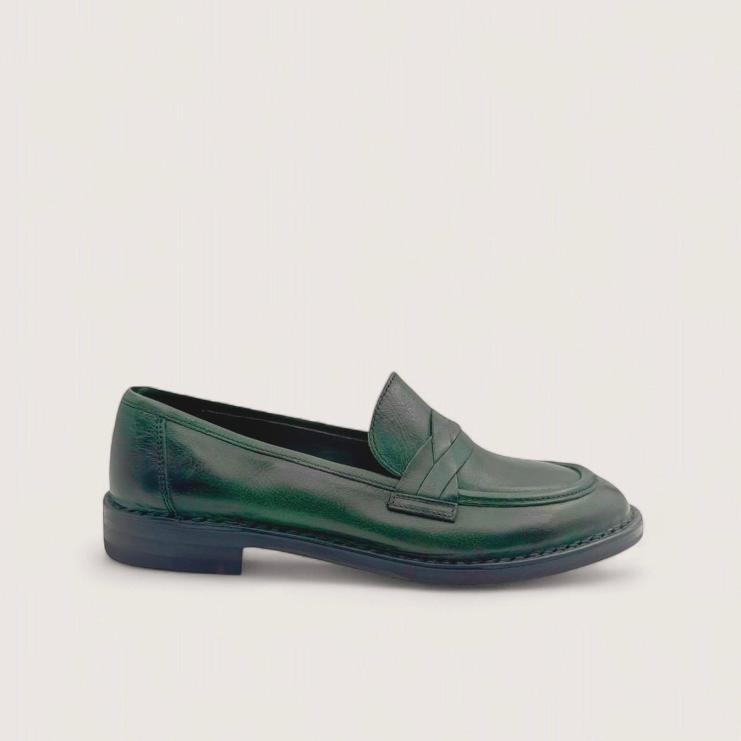 Bubetti 9748 grøn Klassisk loafer med dekorative skind detaljer