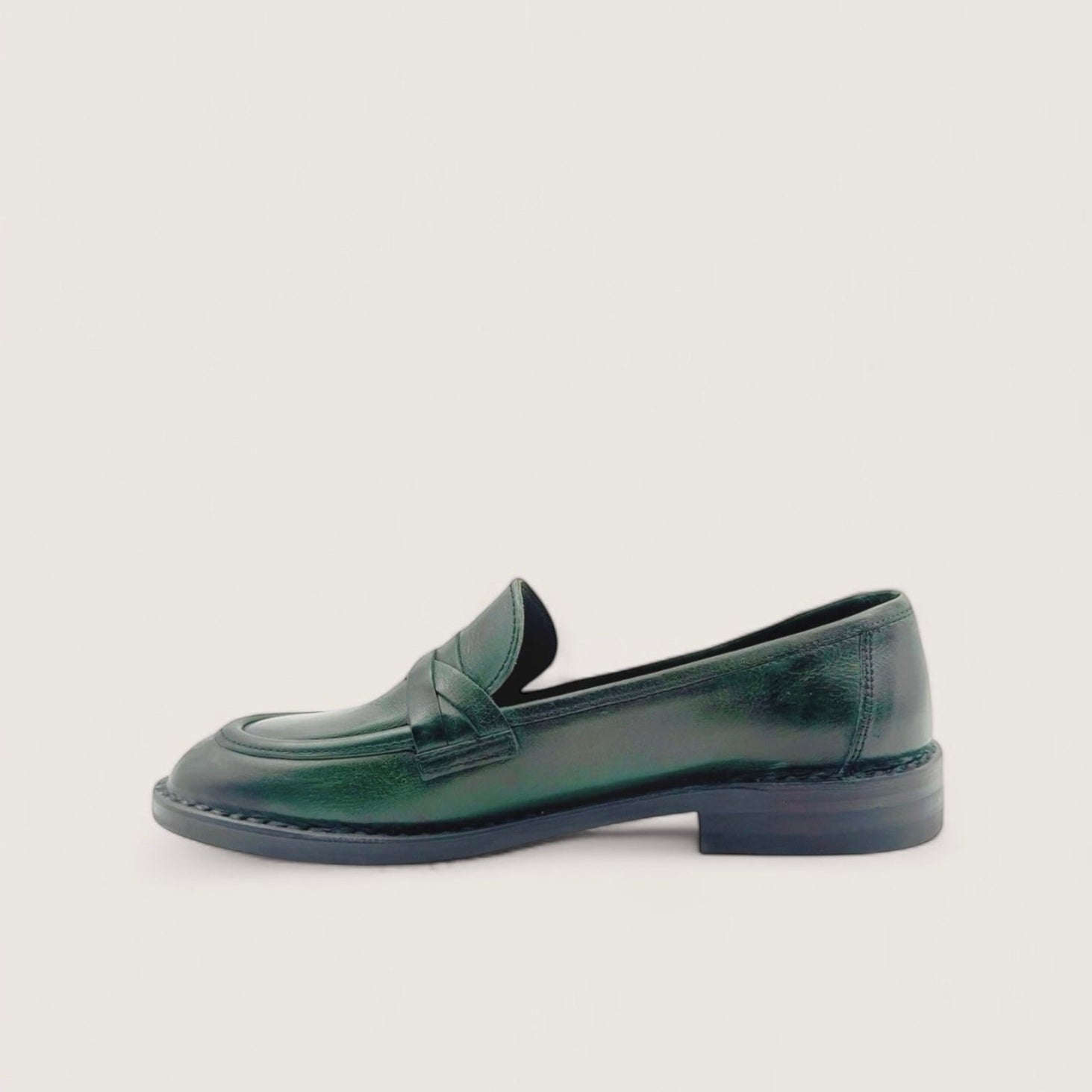 Bubetti 9748 grøn Klassisk loafer med dekorative skind detaljer