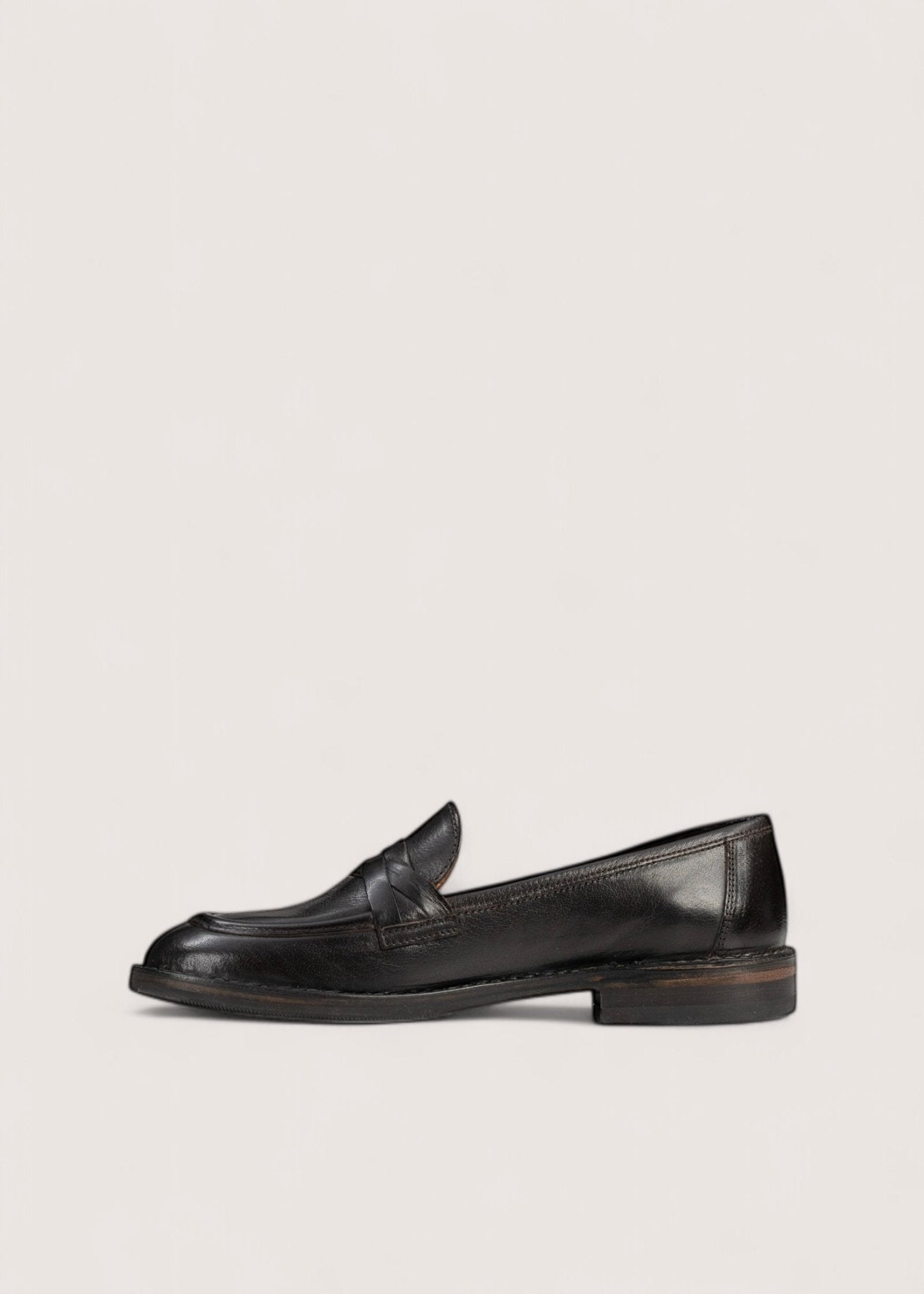 Bubetti 9748 mørk brun Klassisk loafer med dekorative skind detaljer