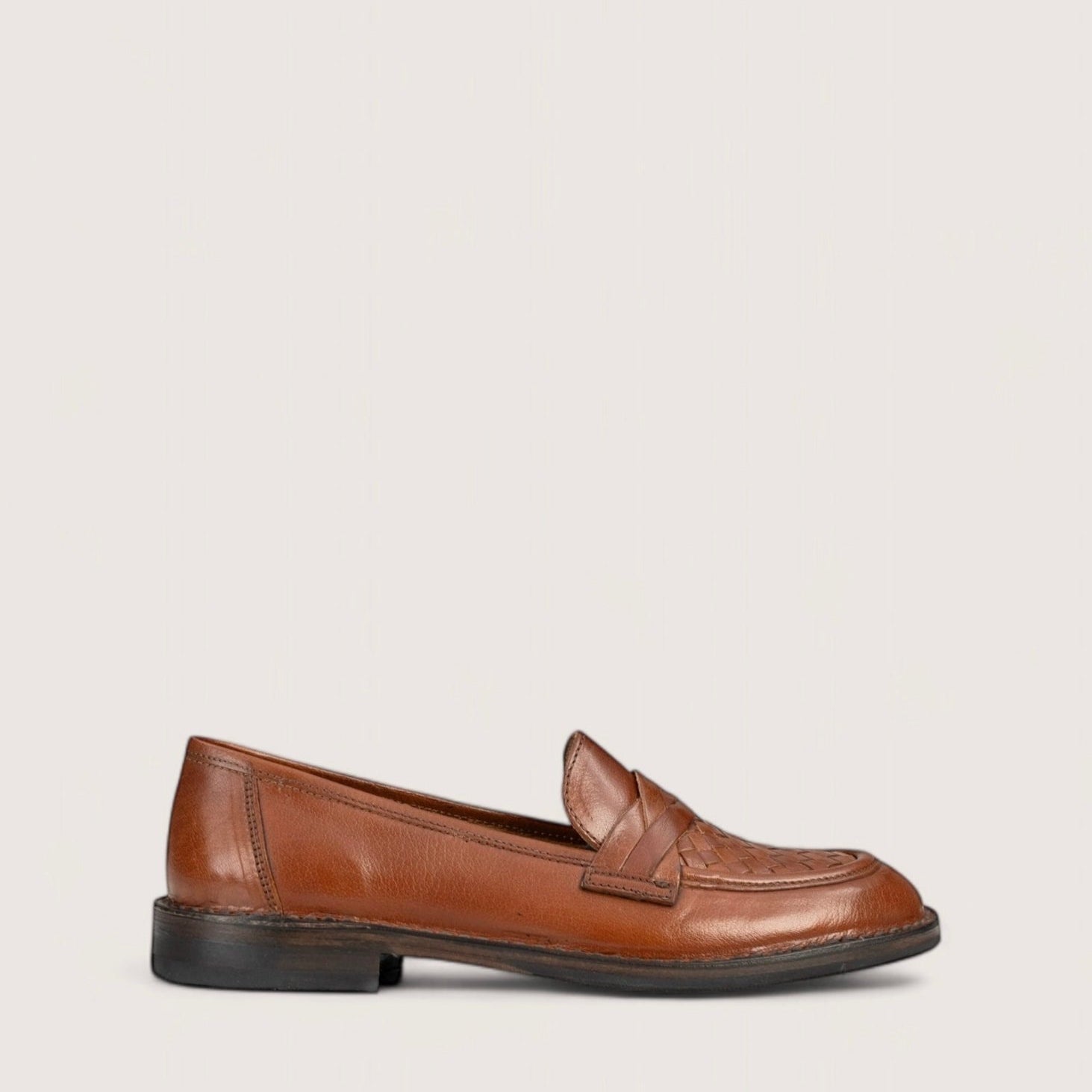 Bubetti 9912 cognac klassisk loafer med dekorativ flet på forbladet