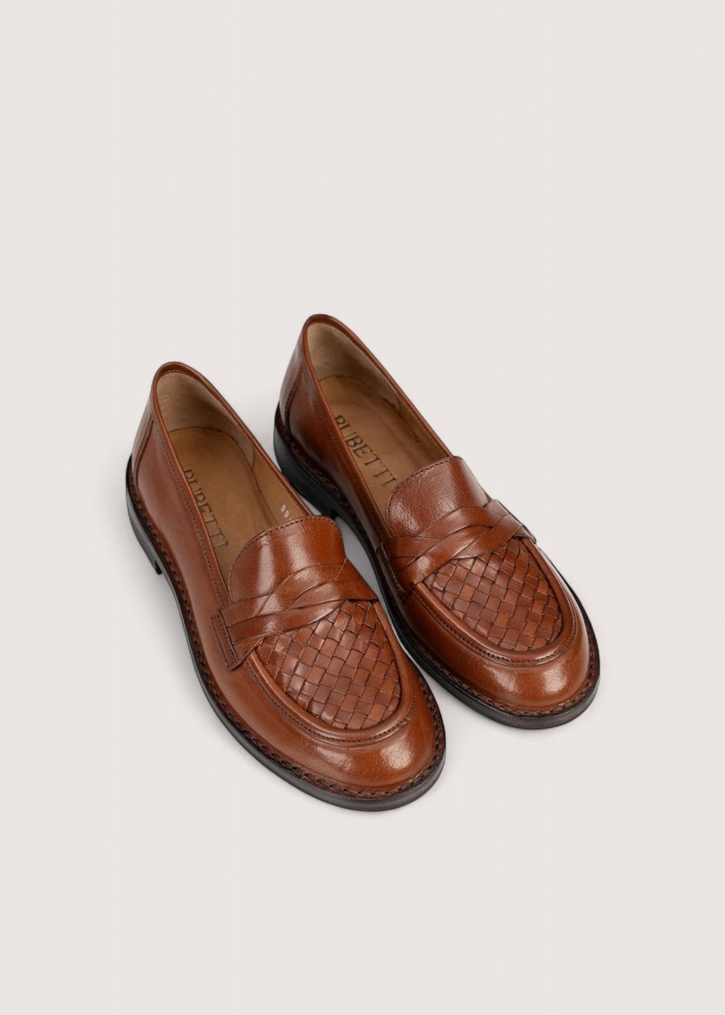 Bubetti 9912 cognac klassisk loafer med dekorativ flet på forbladet