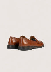 Bubetti 9912 cognac klassisk loafer med dekorativ flet på forbladet