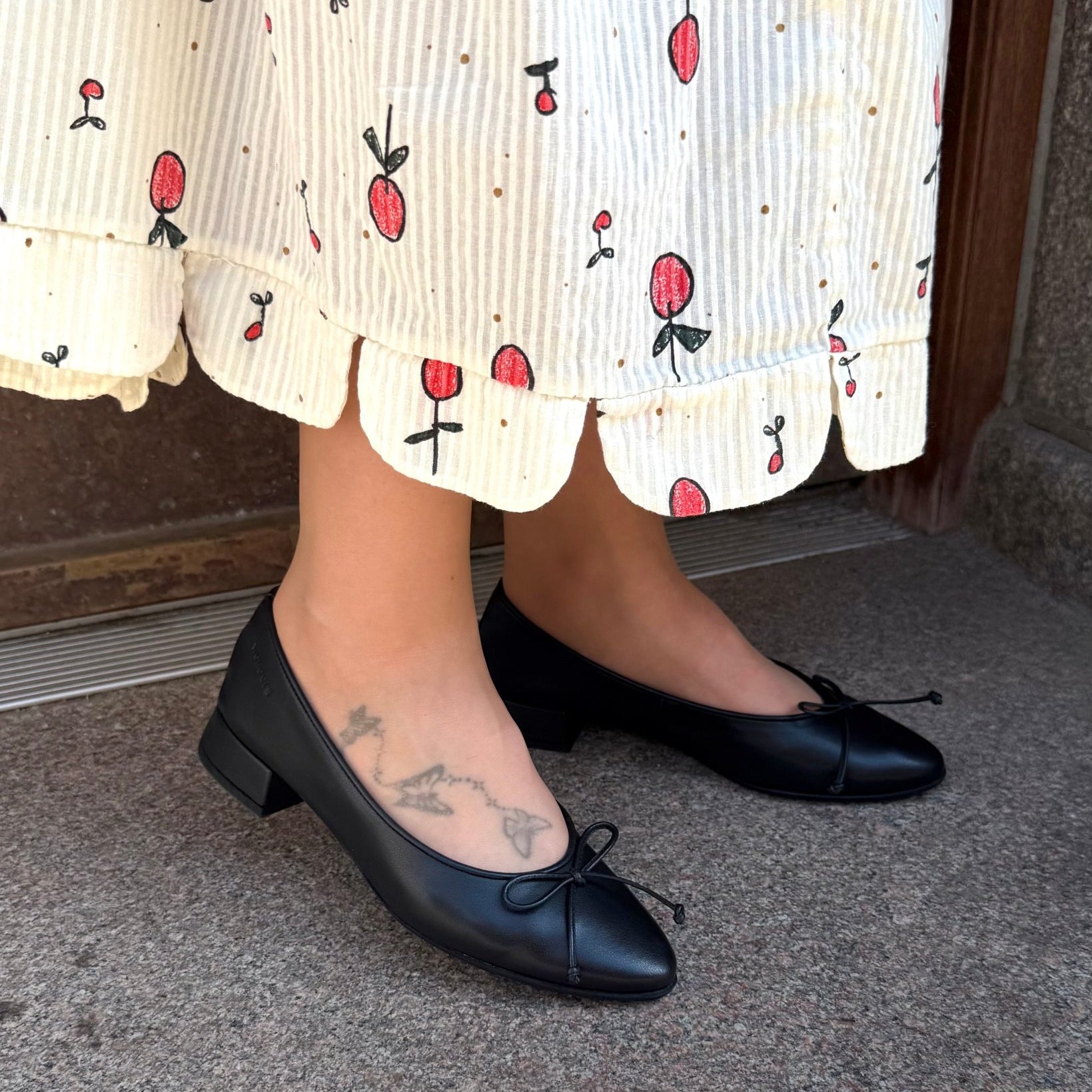 Wonders B - 9701 Blød ballerina pump på lav hæl med lille sløjfe i sort skind