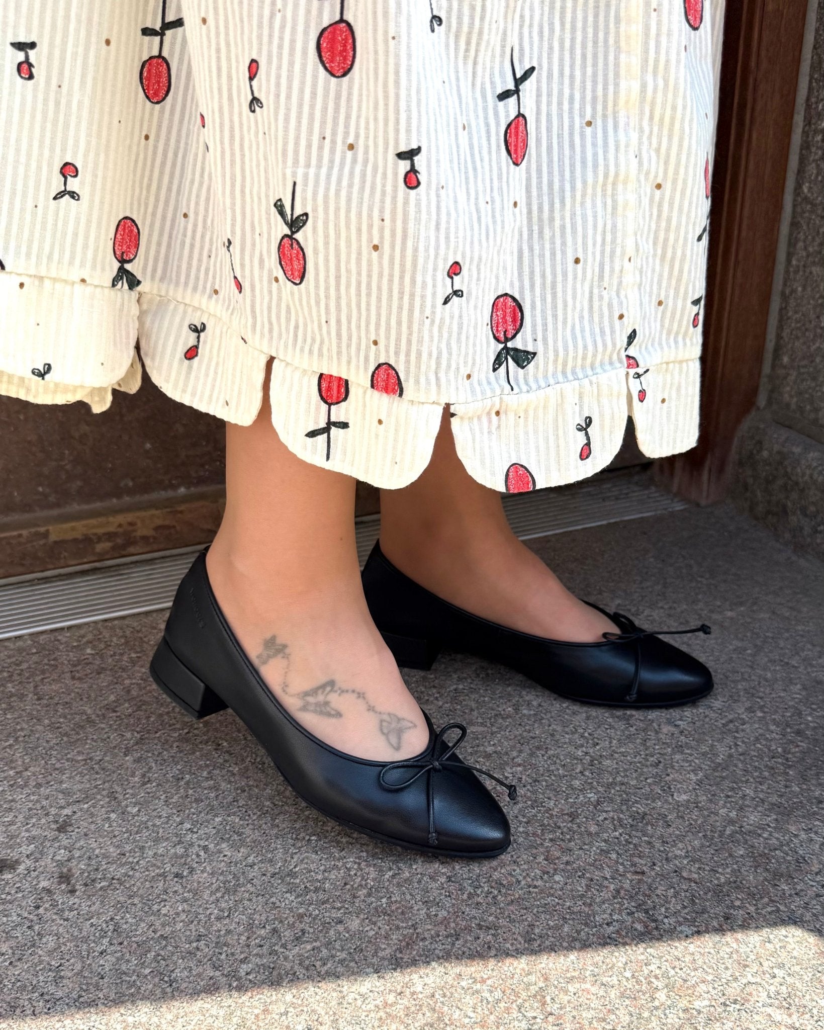 Wonders B - 9701 Blød ballerina pump på lav hæl med lille sløjfe i sort skind