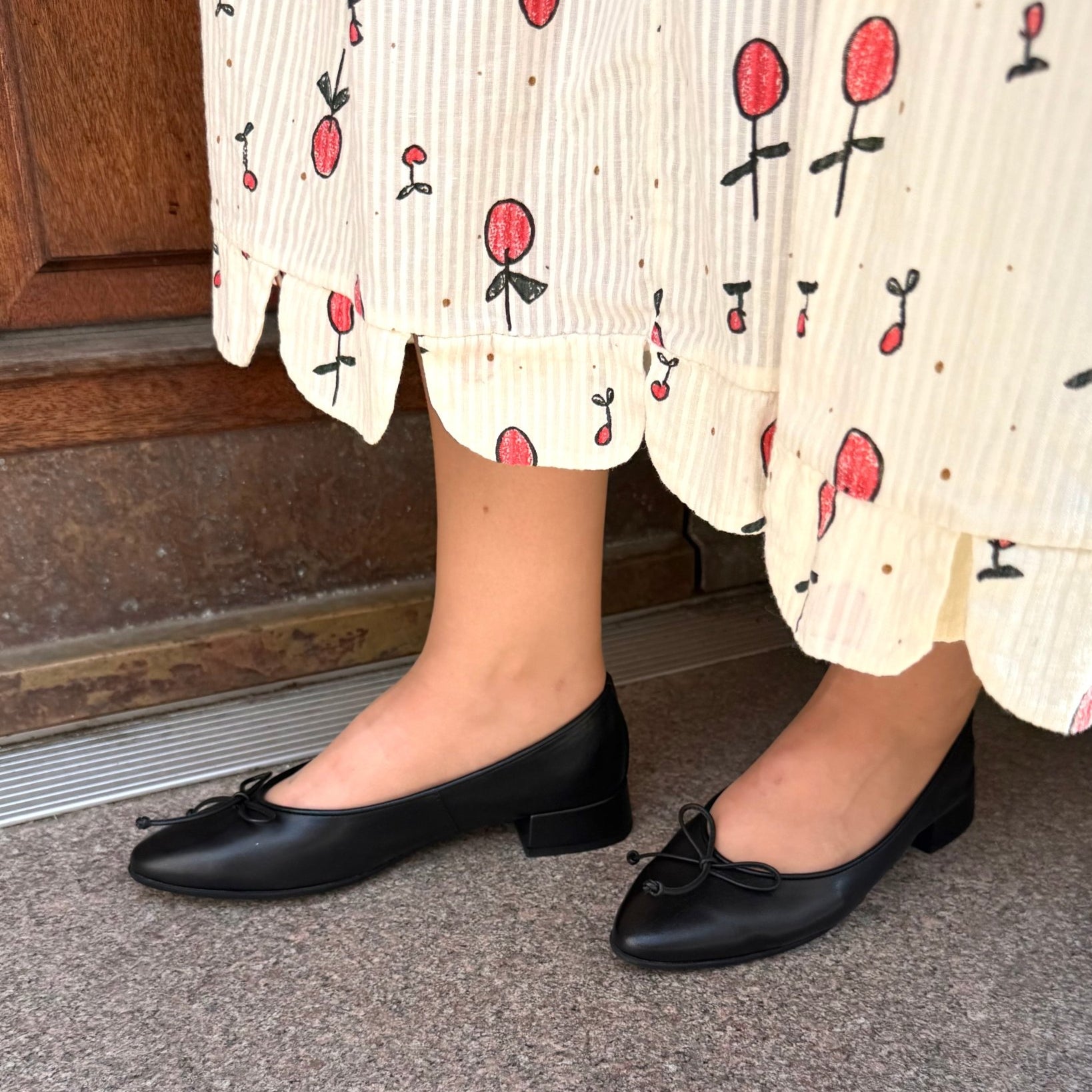 Wonders B - 9701 Blød ballerina pump på lav hæl med lille sløjfe i sort skind