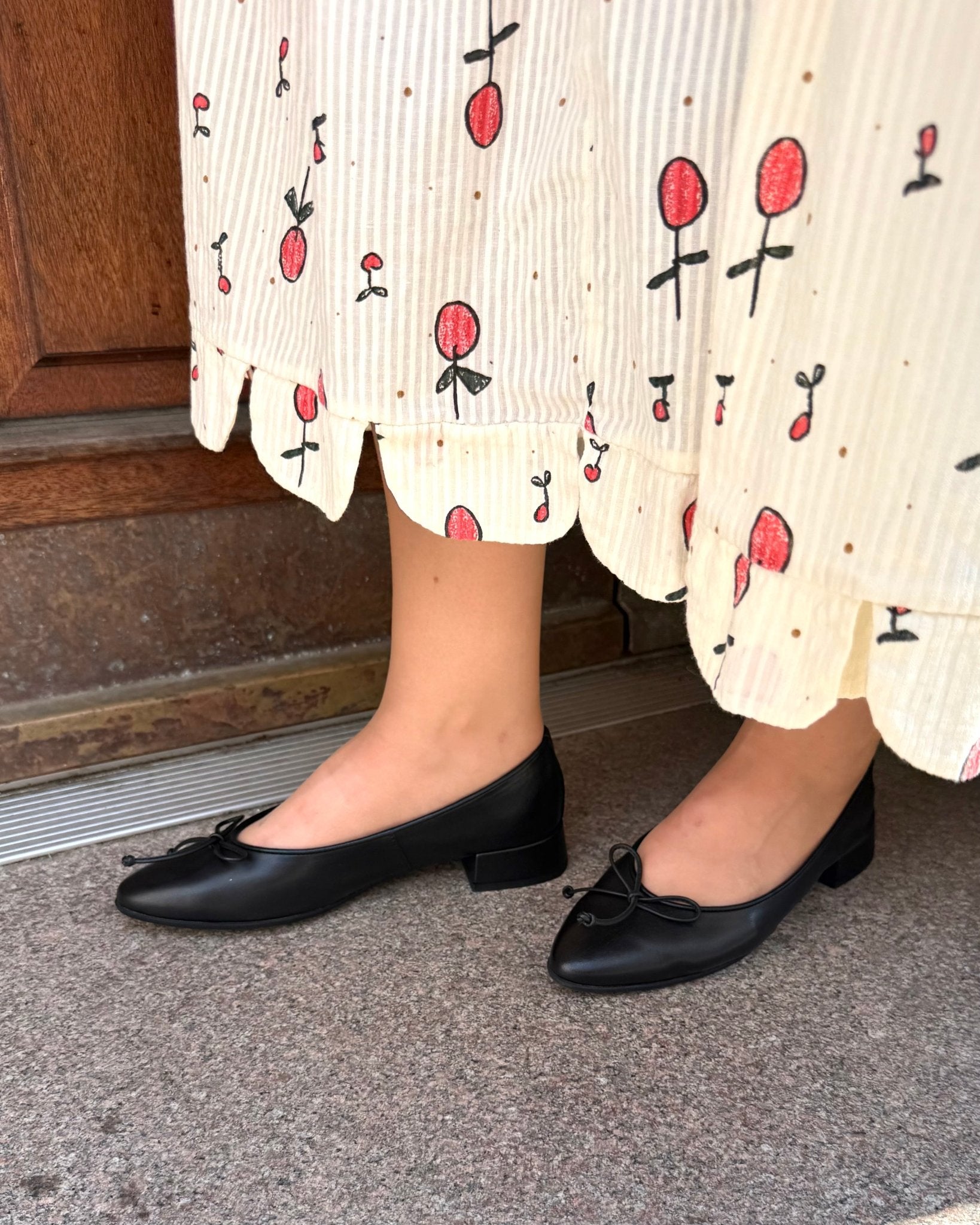 Wonders B - 9701 Blød ballerina pump på lav hæl med lille sløjfe i sort skind