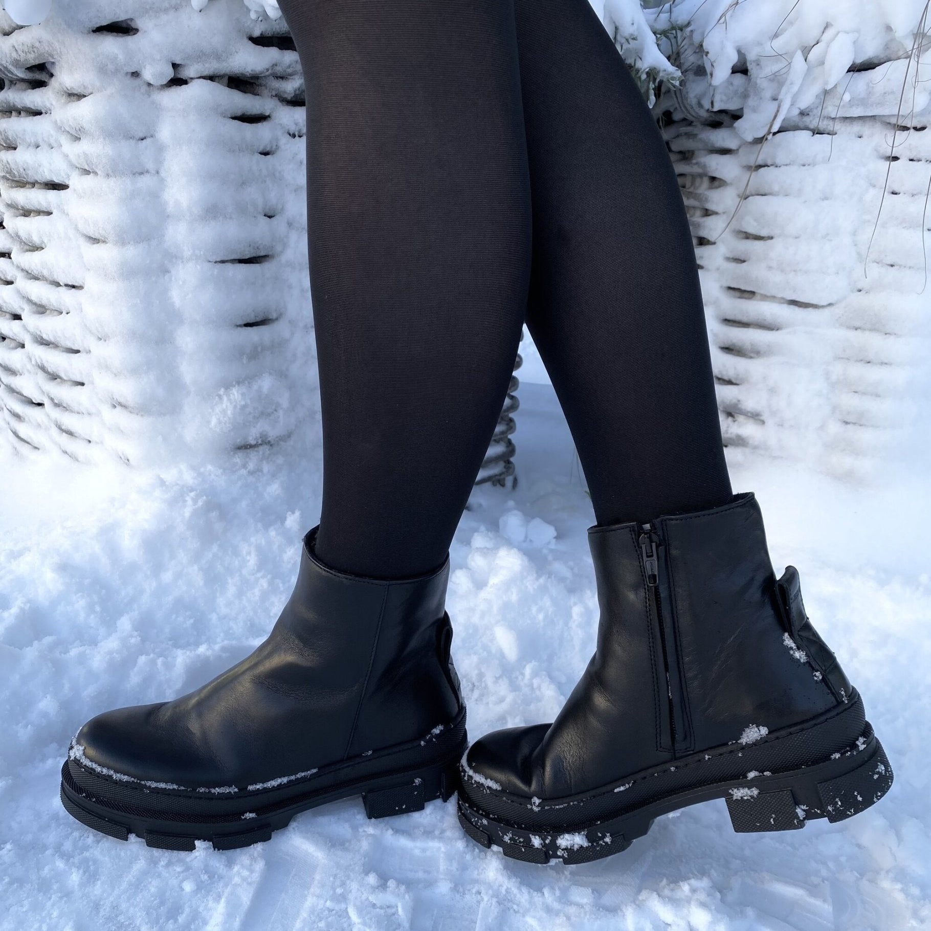 Angulus-7608-101-kort-sort-uldforet-støvle