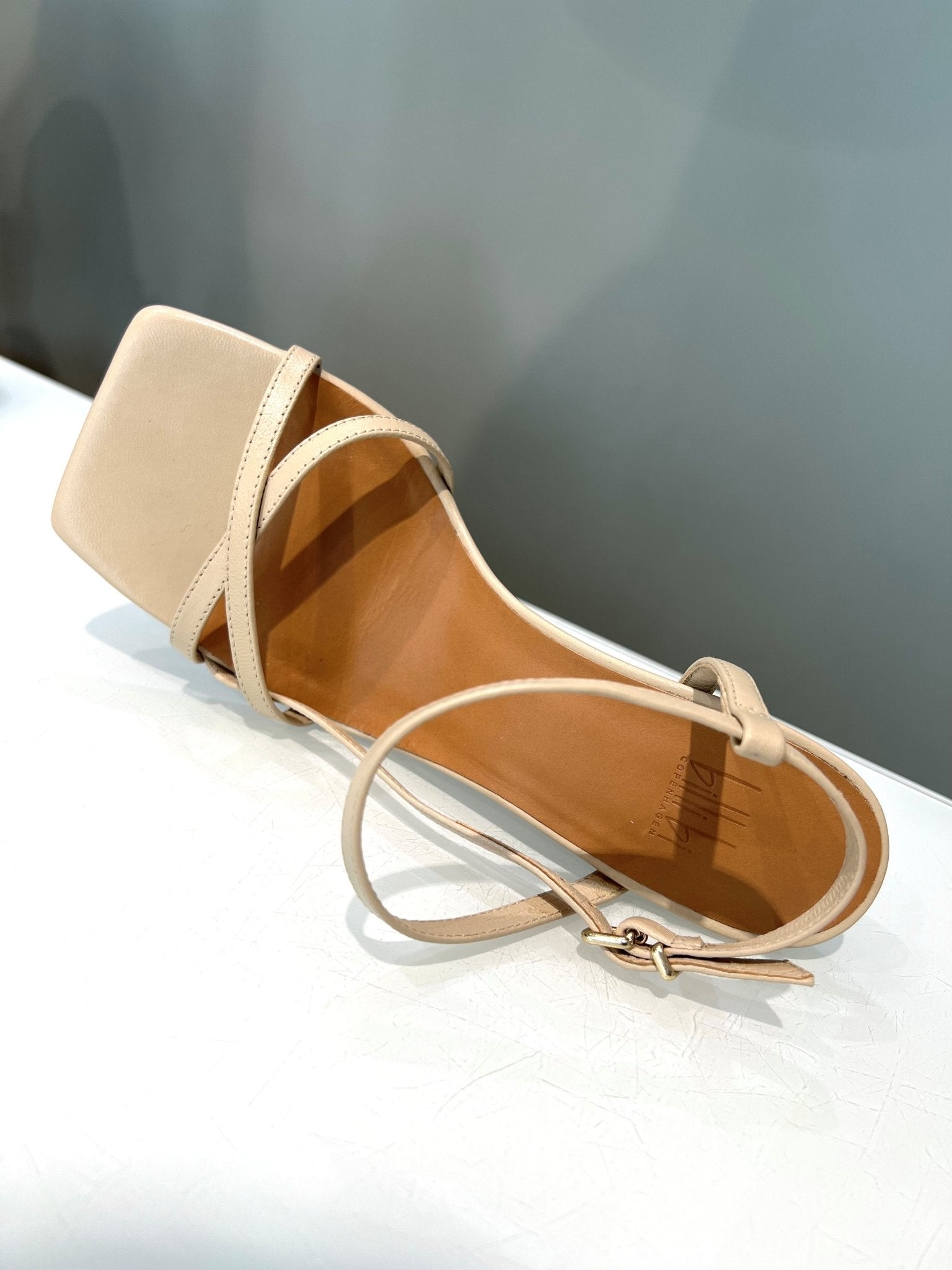 Billi Bi - A2065 - Sandal på mellemhøj hæl og firkantet snude - Beige