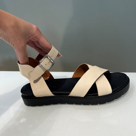 Bella Moda - S22056 - Sandal med lille plateausål og krydsrem - Hvid
